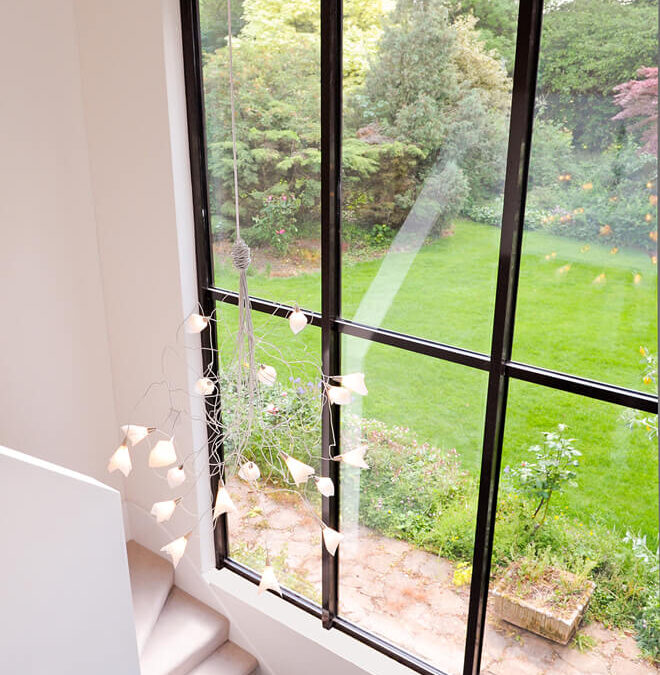pangbourne-berkshire-villa-entrway-with-large-windows
