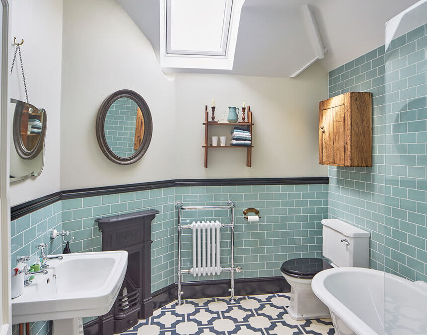 Oxfordshire-cottage-architecture-turquoise-and-navy-bathroom